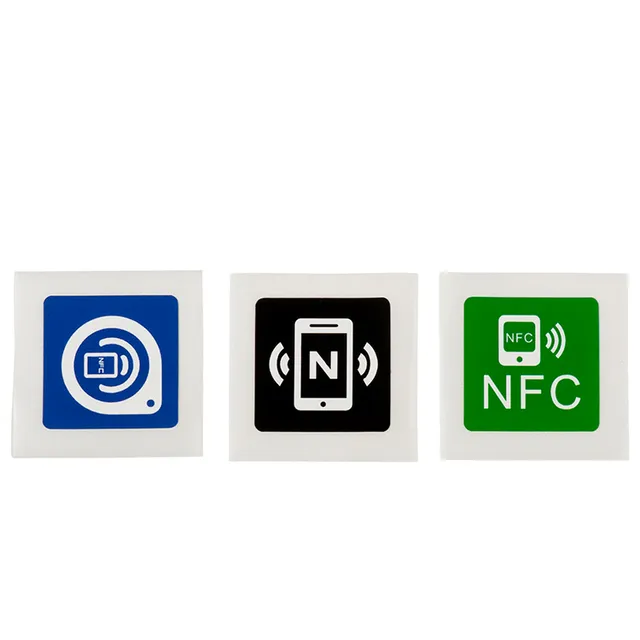 Drei bedruckte NFC-Aufkleber mit NFC-Symbolen